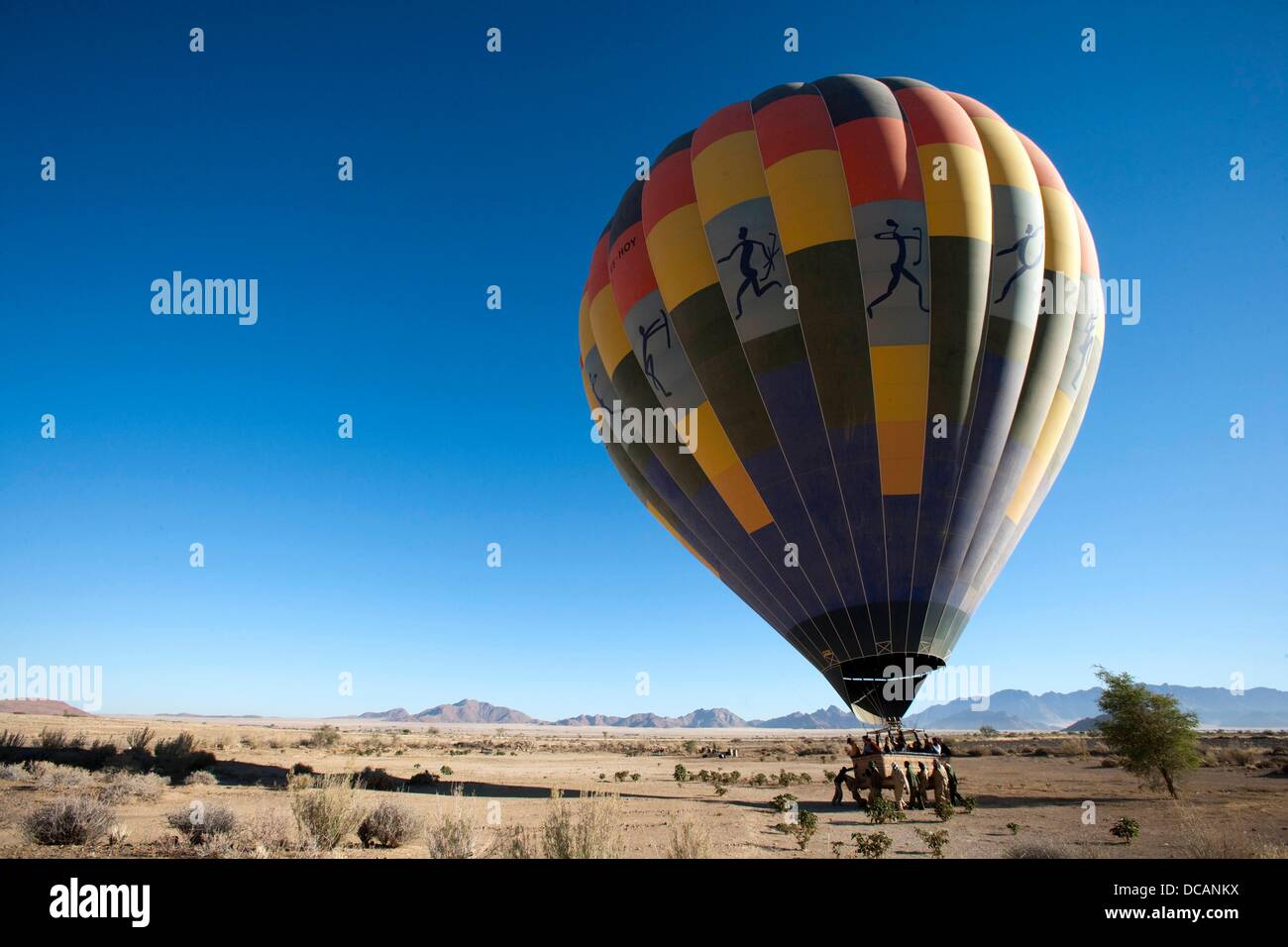 Pilot Paul Vecray von der Firma Namibsky reist mit Touristen in einem Ballon über den Sanddünen des Sossusvlei und die Naukluft-Berge in Namib-Naukluft-Park in Namibia am Morgen des 21. Dezember 2010. Foto: Tom Schulze Stockfoto