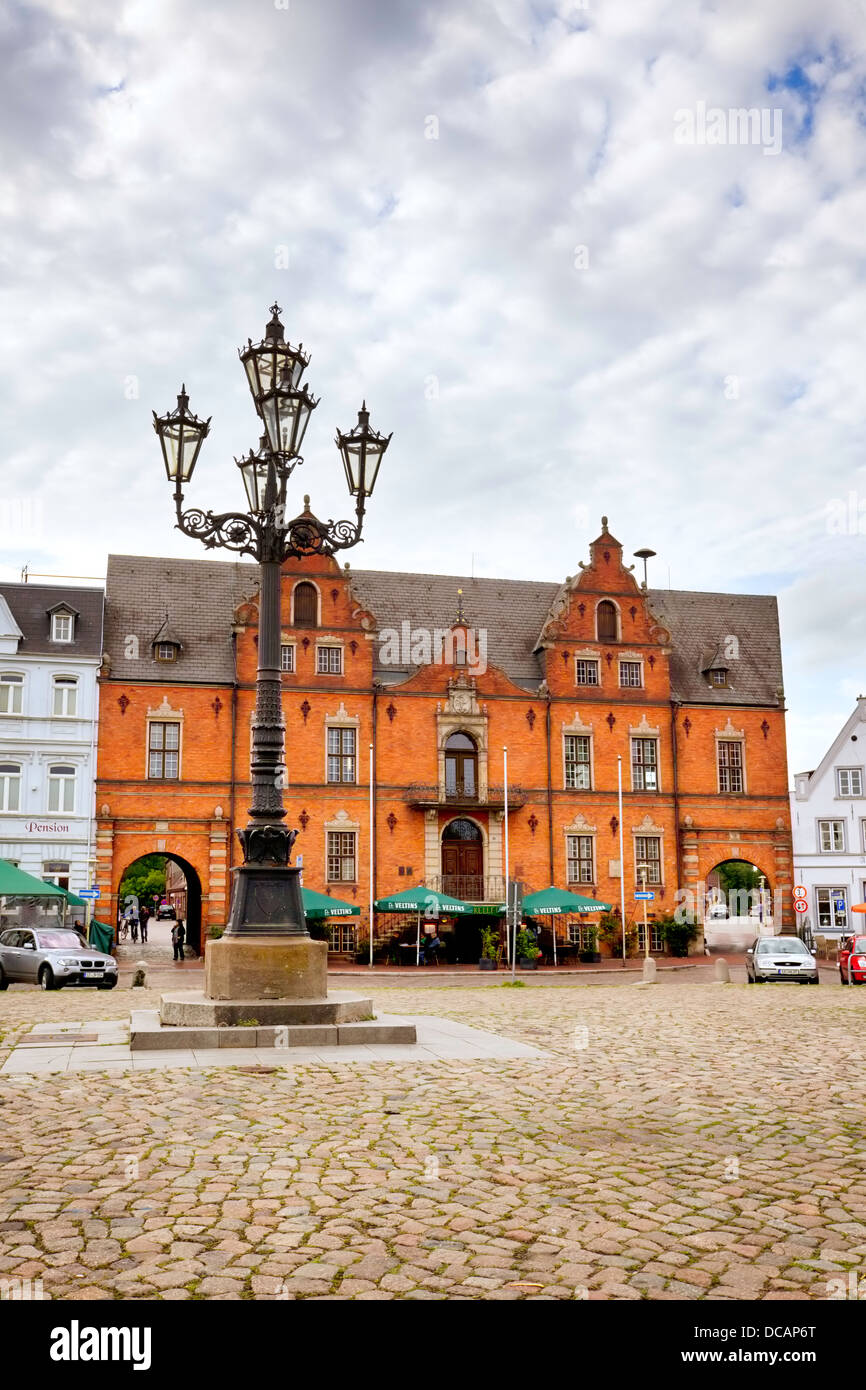 Historisches Rathaus in Glückstadt mit alten Straßenlaterne im Vordergrund Stockfoto