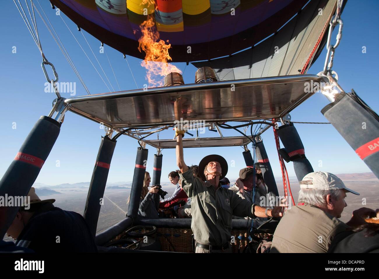 Pilot Paul Vecray (l) der Firma Namibsky reist mit Touristen in einem Ballon über den Sanddünen des Sossusvlei und die Naukluft-Berge in Namib-Naukluft-Park in Namibia am Morgen des 21. Dezember 2010. Foto: Tom Schulze Stockfoto