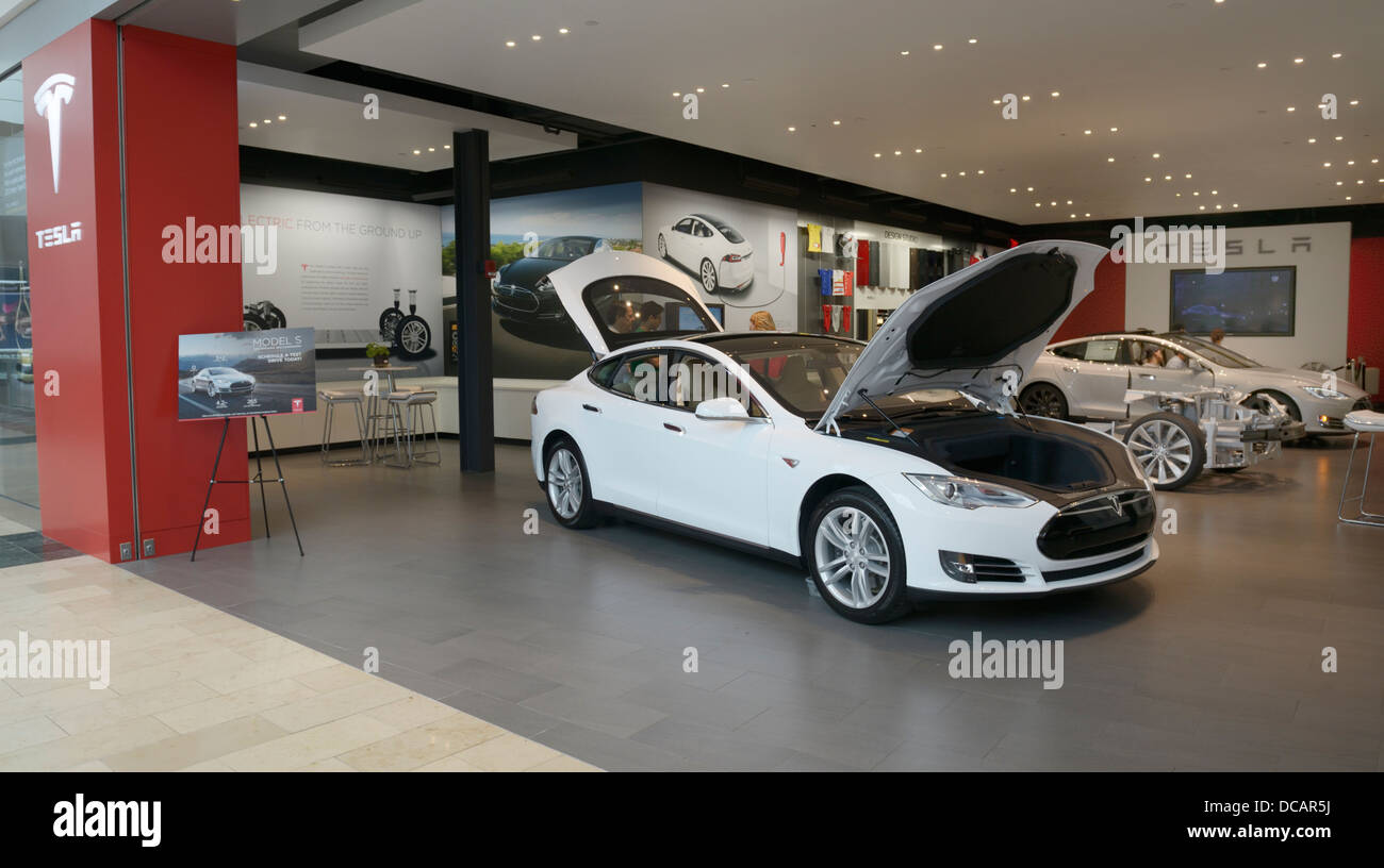 Tesla Elektroauto Händler (Ladengeschäft) in einem Einkaufszentrum, NJ, USA mit Model S Limousine auf dem display Stockfoto