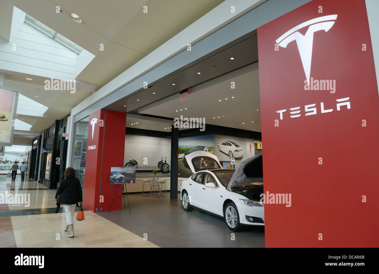 Tesla Elektro-Auto-Händler (Ladengeschäft) in eine Shopping-Mall, NJ, USA Stockfoto