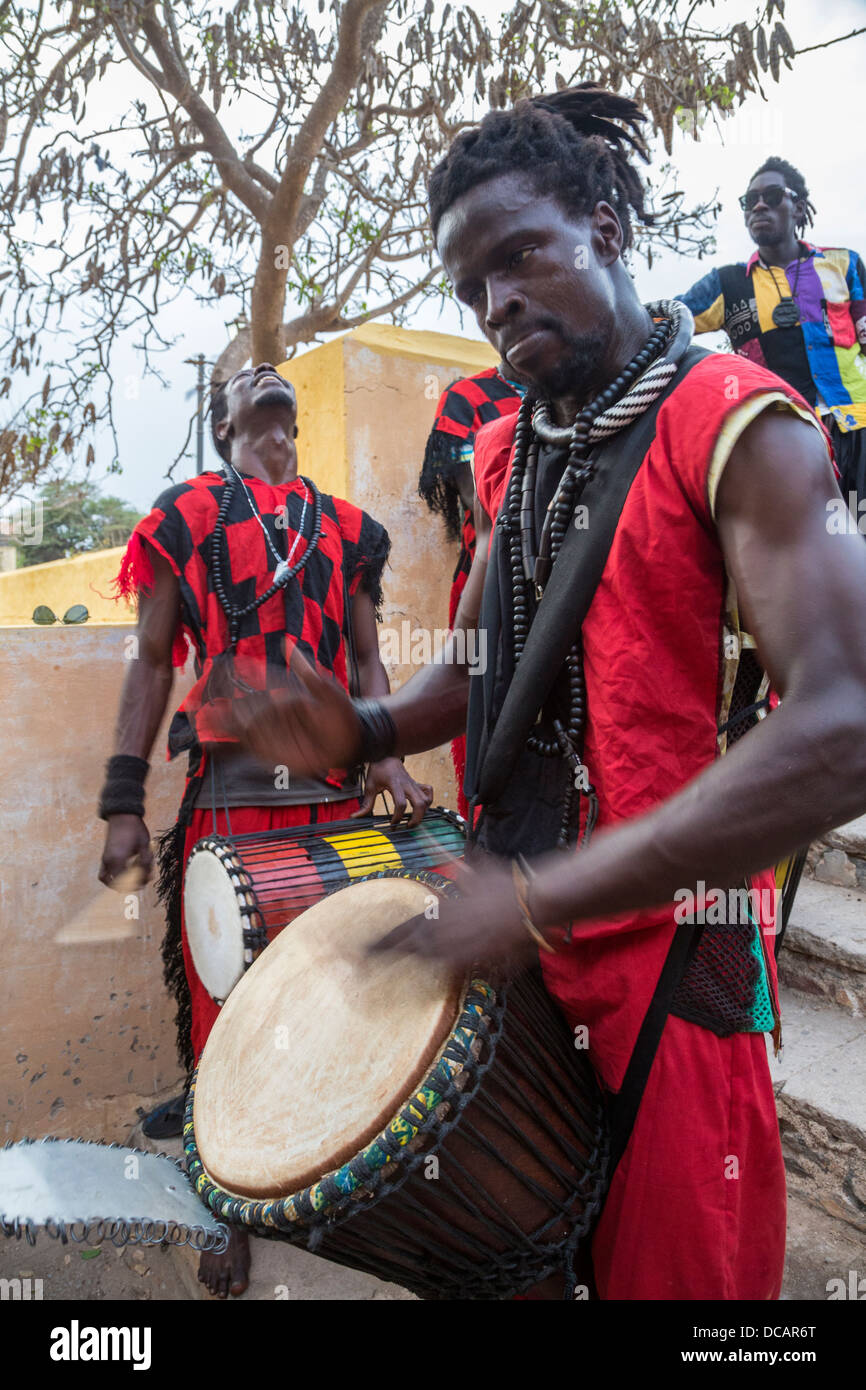 Trommler Besucher zur Eröffnungsfeier des alle zwei Jahre stattfindenden Kunstfestivals (Regards Sur Cours), Goree Island, Senegal. Stockfoto