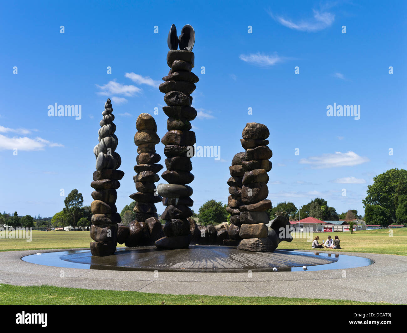 Dh Domain Kerikeri KERIKERI NEUSEELAND Wasser Stein und Bronze Skulptur von Chris Booth keri keri Moderne Stockfoto