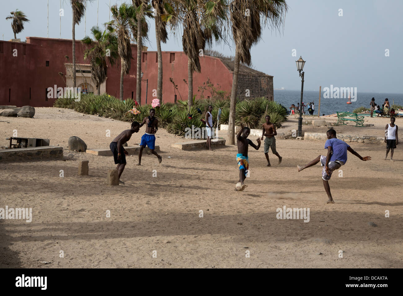 Junge Männer spielen Fußball vor Fort Estrees, jetzt das Geschichtsmuseum von IFAN. Goree Island, Senegal. Stockfoto