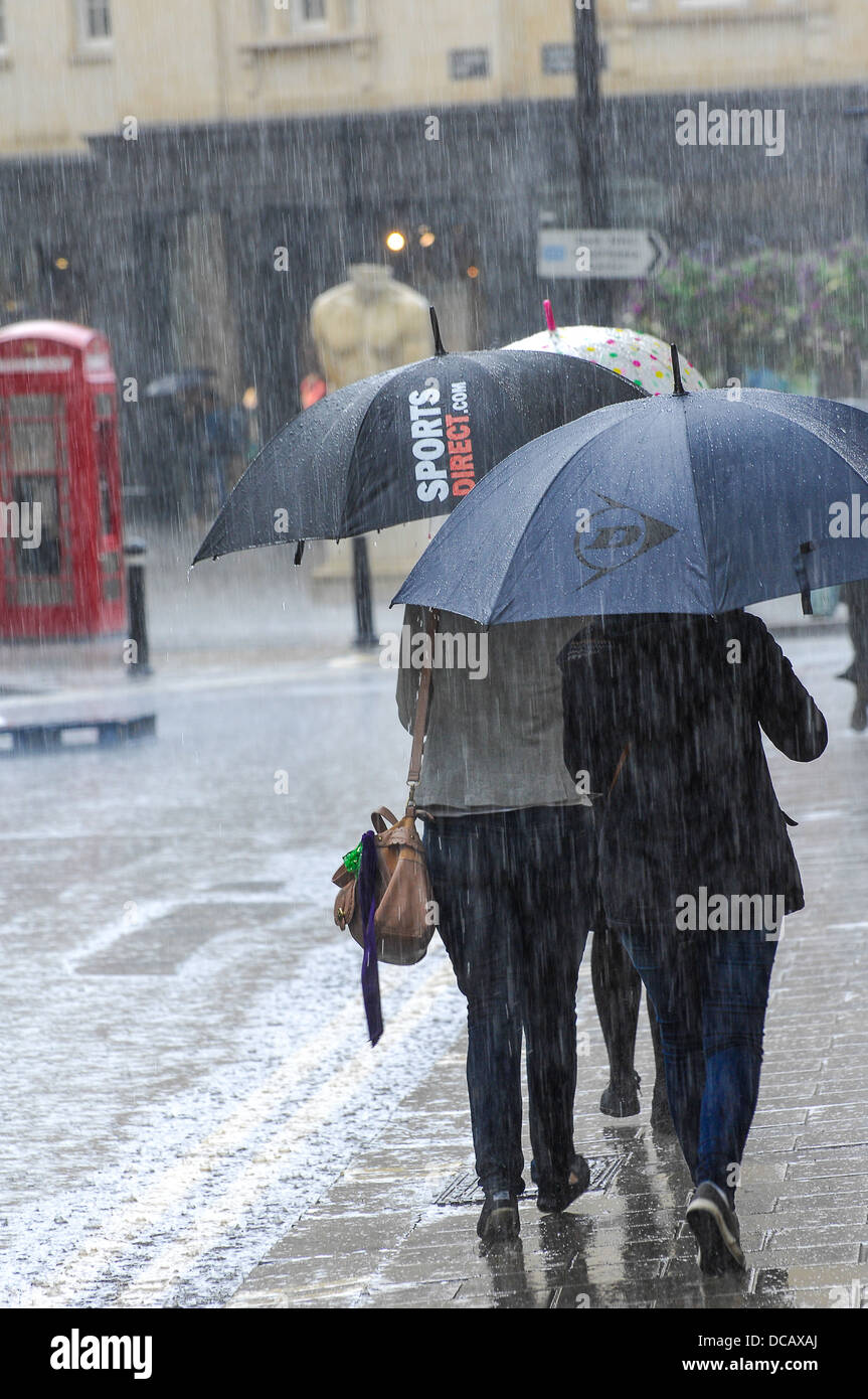 Menschen Die Einkaufen Und Zu Fuss In Den Regen Unter Einem Regenschirm In Bath Somerset Stockfotografie Alamy