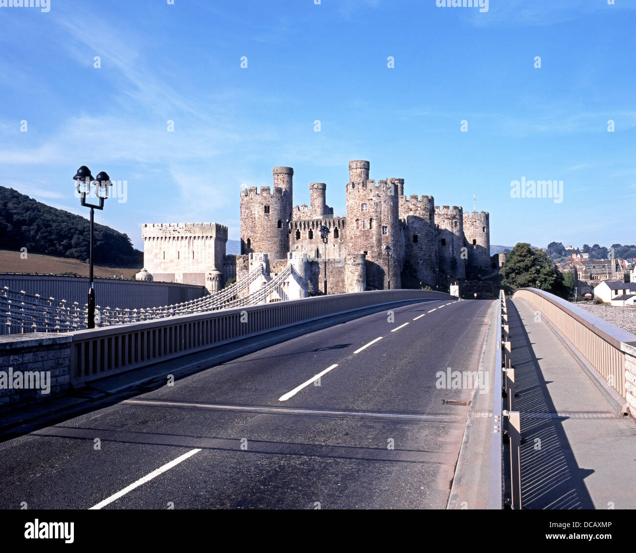 Conwy Castle und A547 Straßenbrücke, Conwy, Gwynedd, Wales, Vereinigtes Königreich, West-Europa. Stockfoto