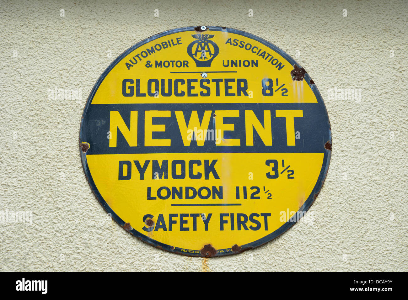 Klassische Automobile Association Abstand Zeichen, Newent, Gloucestershire, England, Vereinigtes Königreich Stockfoto