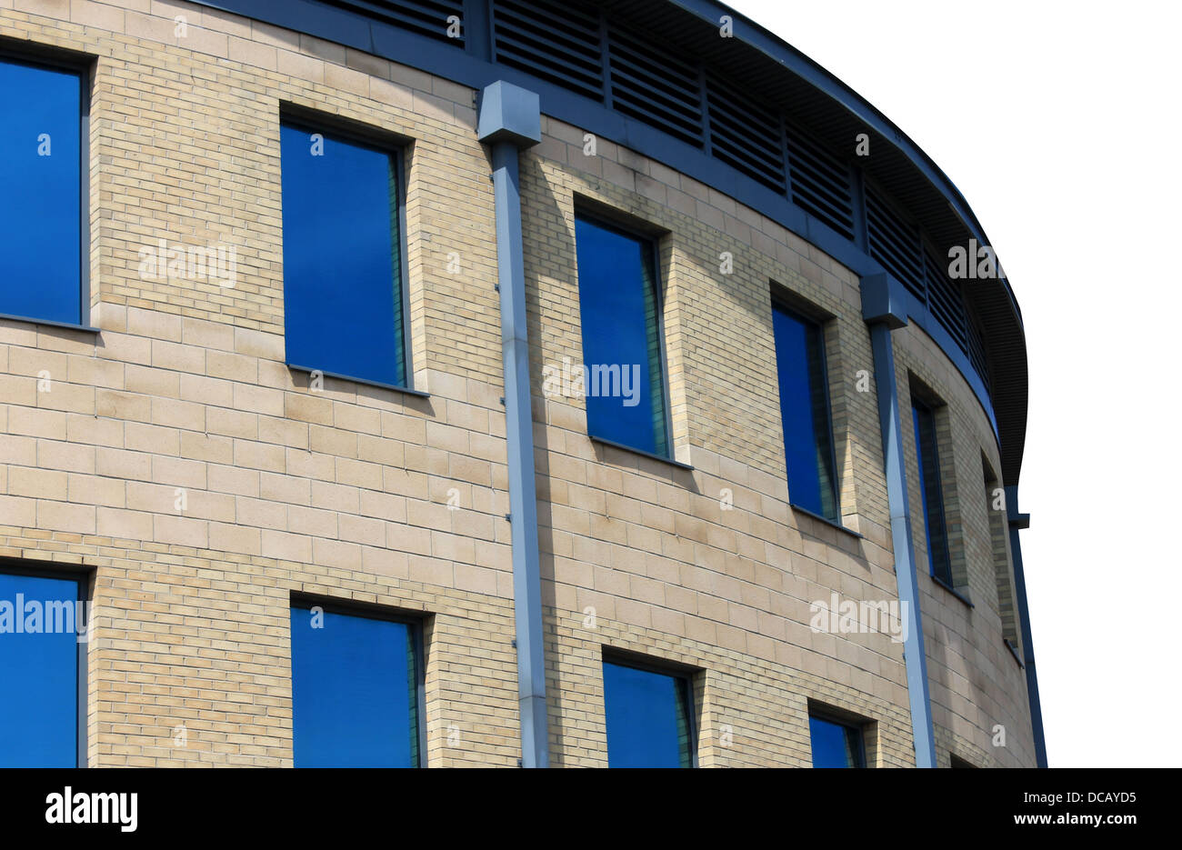 Exterieur des gebogenen modernes Bürogebäude mit blauen Fenstern isoliert auf weißem Hintergrund. Stockfoto