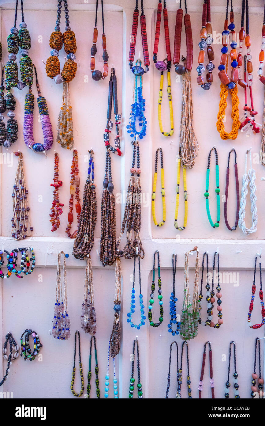 Halsketten für Verkauf, Goree Island, Senegal. Stockfoto