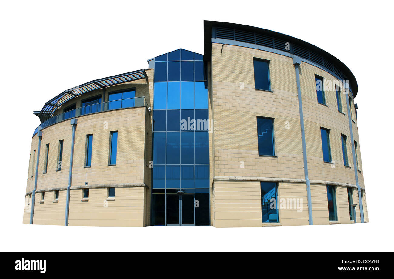 Exterieur des leeren modernes Bürogebäude mit blauen Fenstern, weißen Hintergrund. Stockfoto