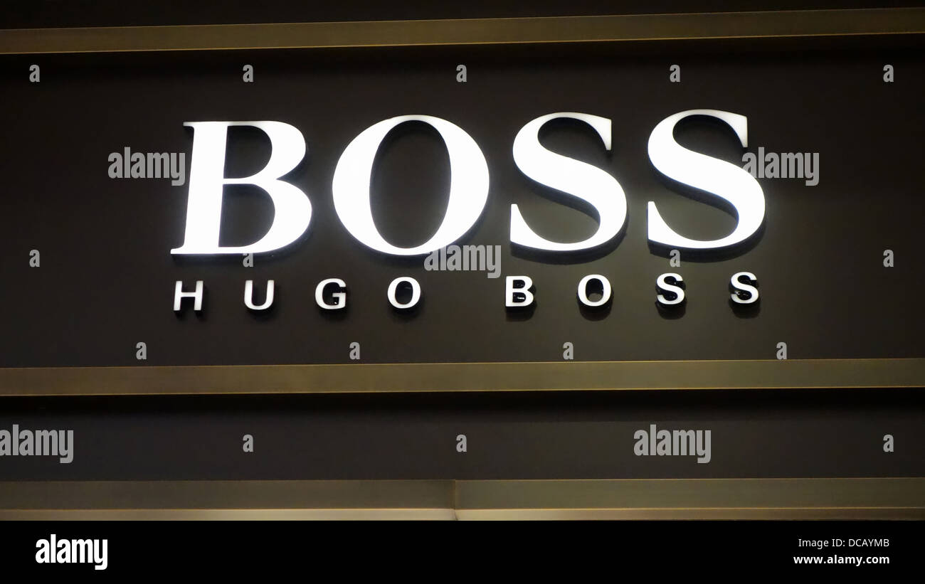 HUGO BOSS Logo Closeup auf schwarzem Hintergrund Stockfoto