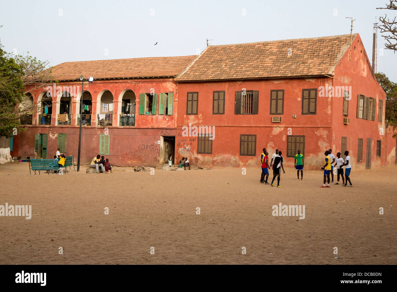 Junge Männer spielen mit einem Fußball am Nachmittag. Goree Island, Senegal. Stockfoto