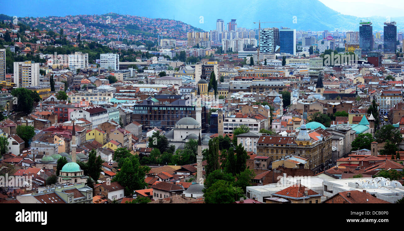 Ein Blick auf alte Sarajevo - Baščaršija und neue moderne Bereiche im Hintergrund. Stockfoto