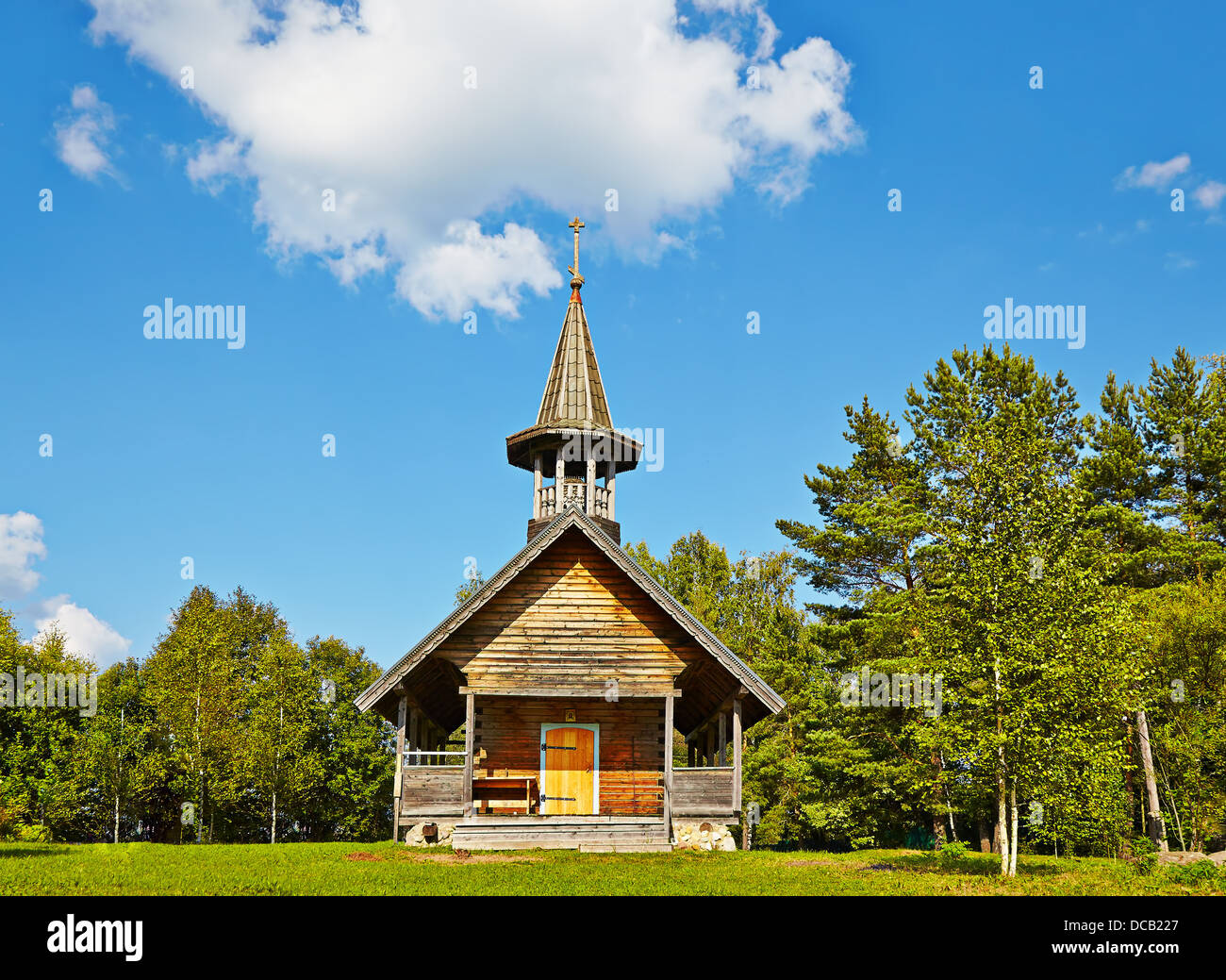 Die Holzkirche im Holz. Moscow Region, Russland. Stockfoto
