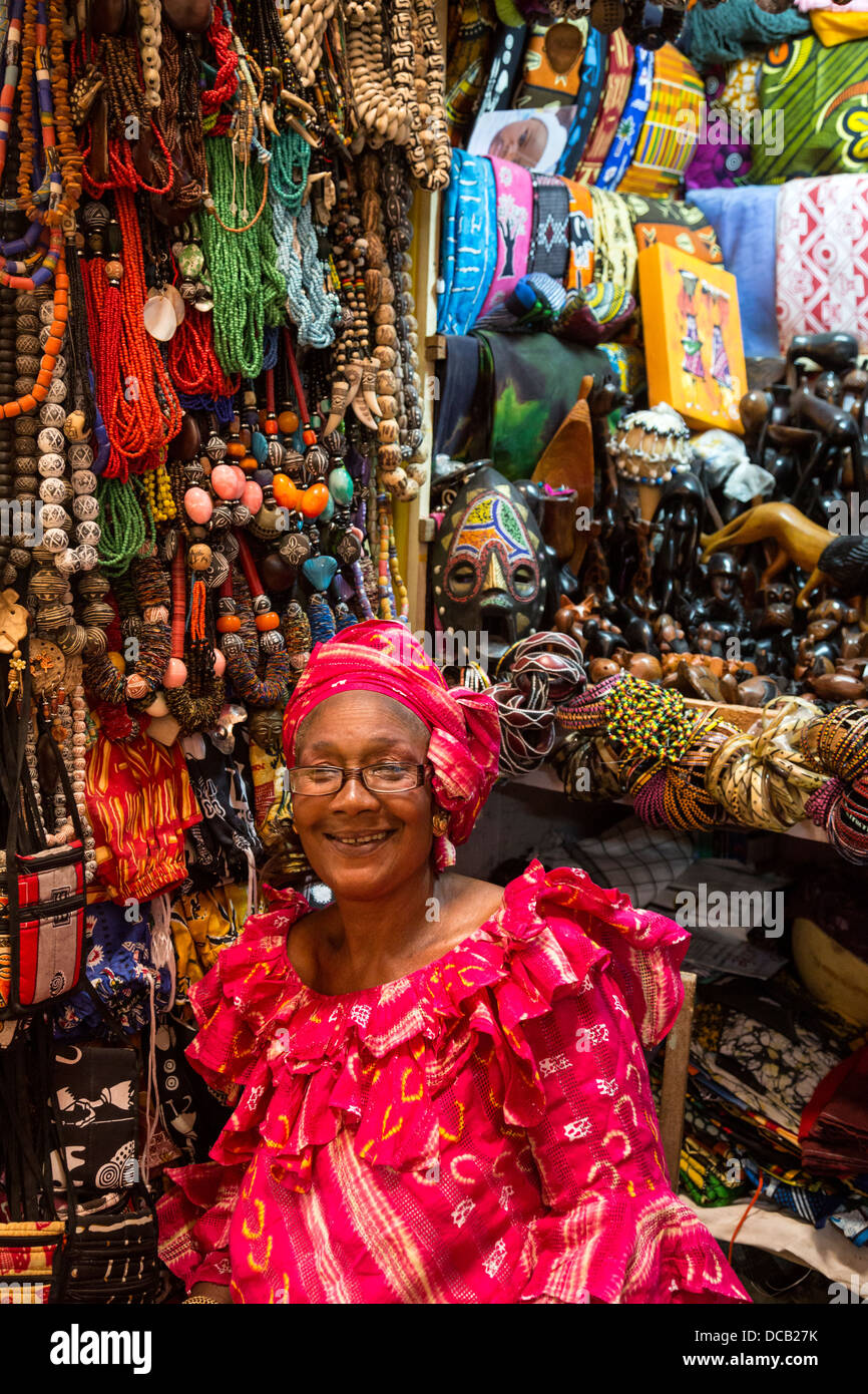 Senegalesische Frau Anbieter auf dem Kunsthandwerk-Markt, Goree Island, Senegal. Wolof ethnische Gruppe. Stockfoto