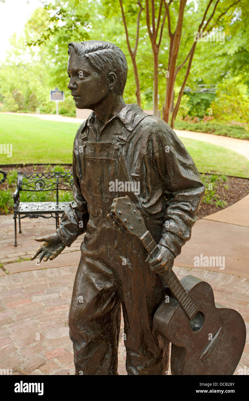 Statue von Elvis Presley im Alter von 13 durch das Haus, das er in Tupelo Mississippi USA geboren wurde Stockfoto