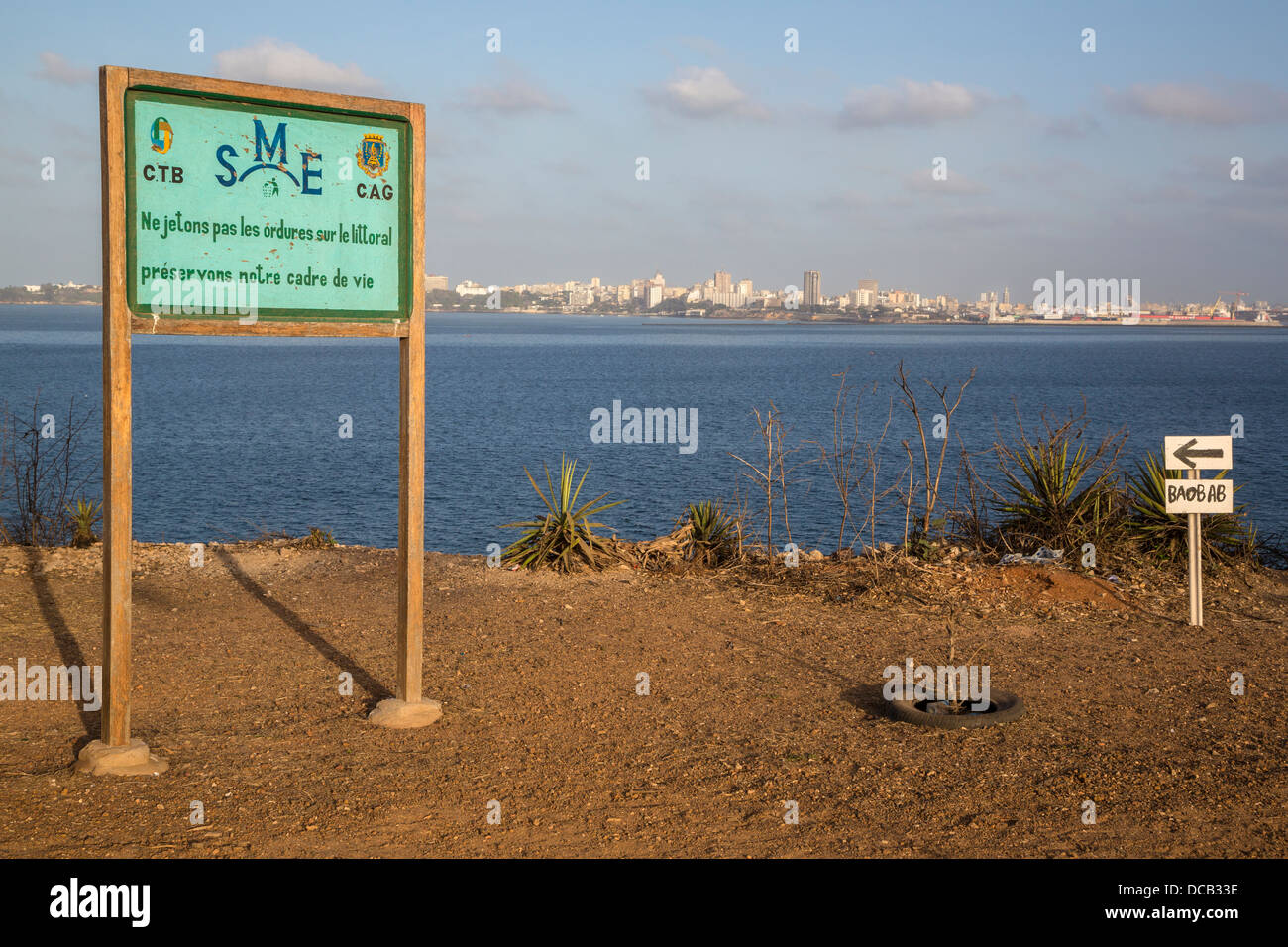 "Nicht werfen Müll über der Seite; unsere Umwelt zu schützen. "  Goree Island, Senegal. Stockfoto