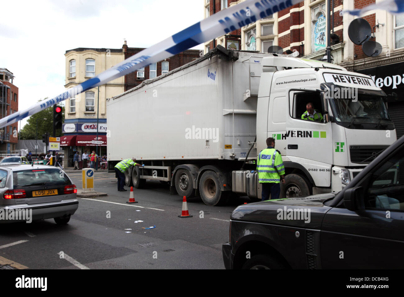 Polizei und Fremdfirmen kümmern sich um ein LKW nach einem Verkehrsunfall Stockfoto