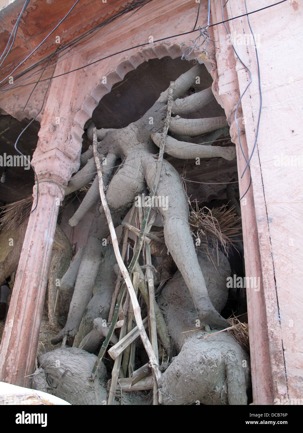 Bau der Göttin Durga, die mit Stroh und im Schlamm bedeckt, bevor es schließlich gemalt ist Stockfoto
