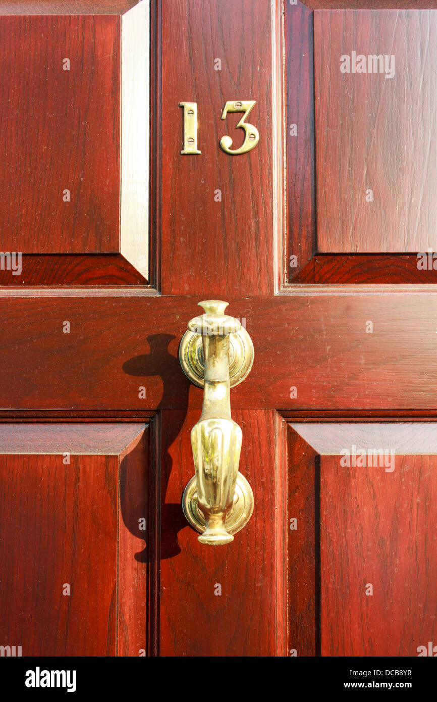 Eine Nahaufnahme der britischen Tür mit der Hausnummer. Stockfoto