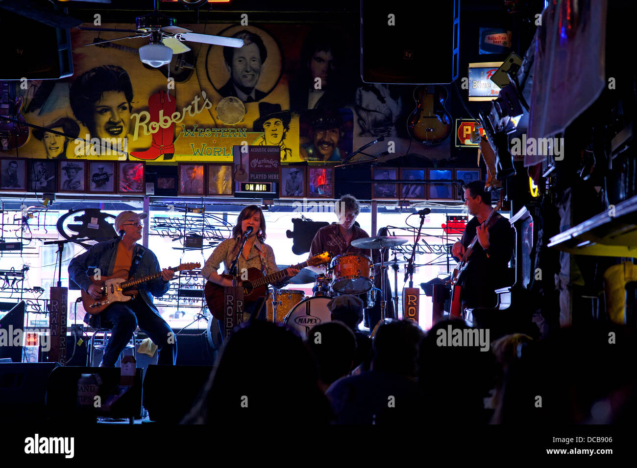 Country und Western Musik auf der Bühne an Roberts Western World Bar am Broadway in Nashville Tennessee USA Stockfoto