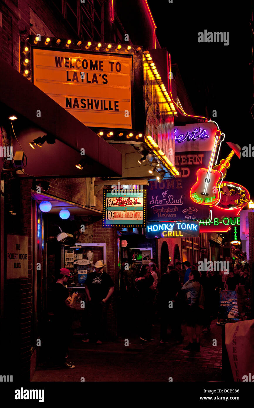Leuchtreklamen Bar in der Nacht auf der Main Street in Nashville Tennessee Stockfoto