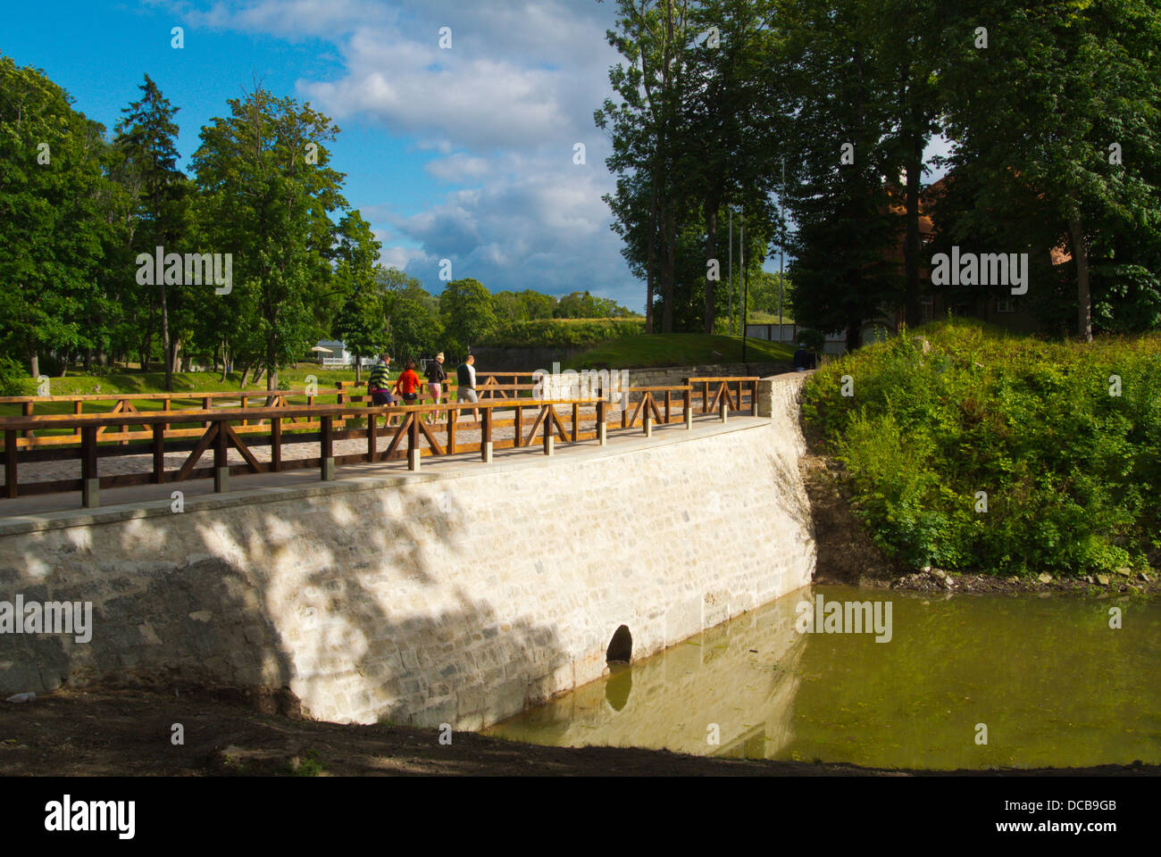 Brücke nach Bischofsburg im Lossipark Park Kuressaare Stadt Saaremaa Insel Estlands Nordeuropa Stockfoto