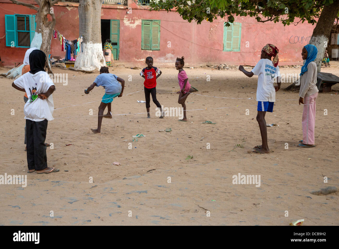 Junge Mädchen springen über eine Zeichenfolge Goree Island, Senegal. Stockfoto