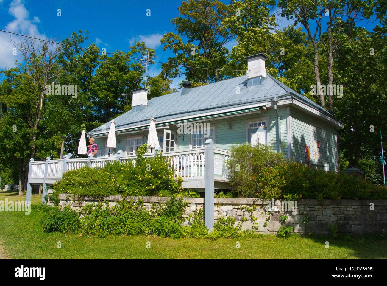 Cafe mit Terrasse Lossipark Schloss Park Kuressaare Stadt Saaremaa Insel Estlands Nordeuropa Stockfoto