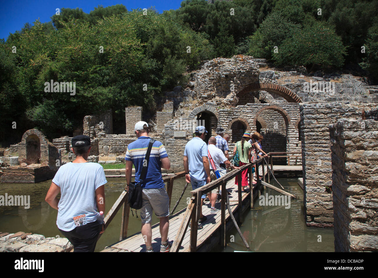 Touristen, die zu Fuß durch die antike griechische und römische Überreste Butrint-Albanien Stockfoto