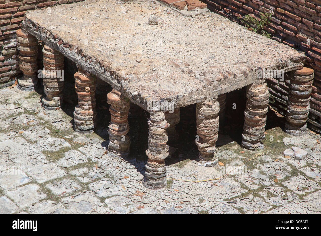 Hypokaustum in Resten des römischen Badehauses in Butrint in Albanien zeigen Ziegel Säulen tragenden Boden Stockfoto