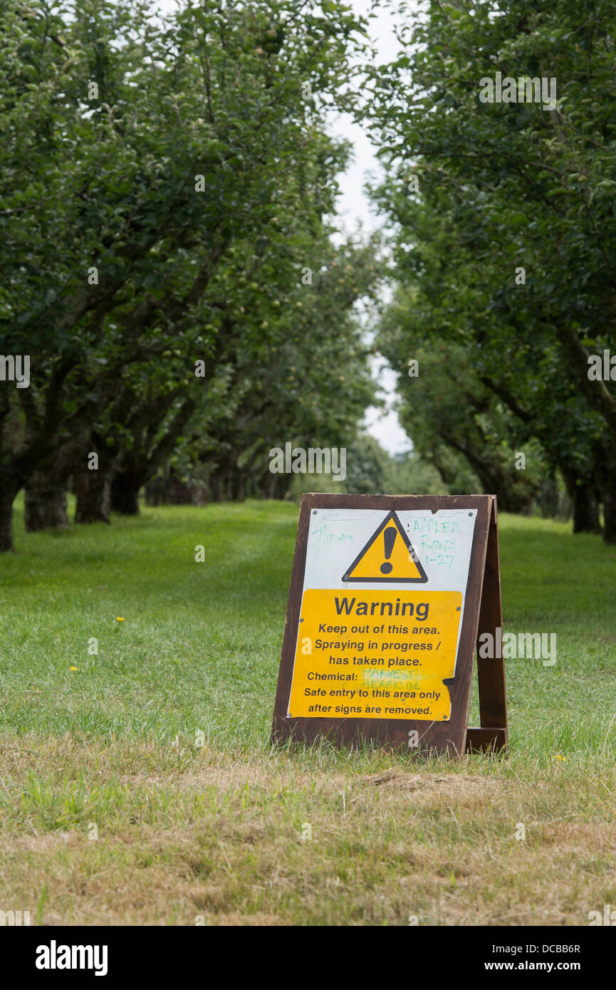 Sprühen Herbizid-Warnschild in die Apfelplantage im RHS Wisley Gardens. Surrey, England Stockfoto