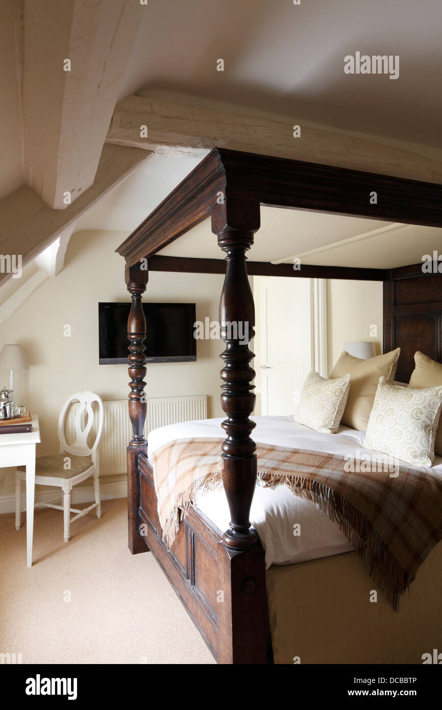 Himmelbett in Holzbalken Ferienhaus Schlafzimmer, Barnsley, UK. Stockfoto