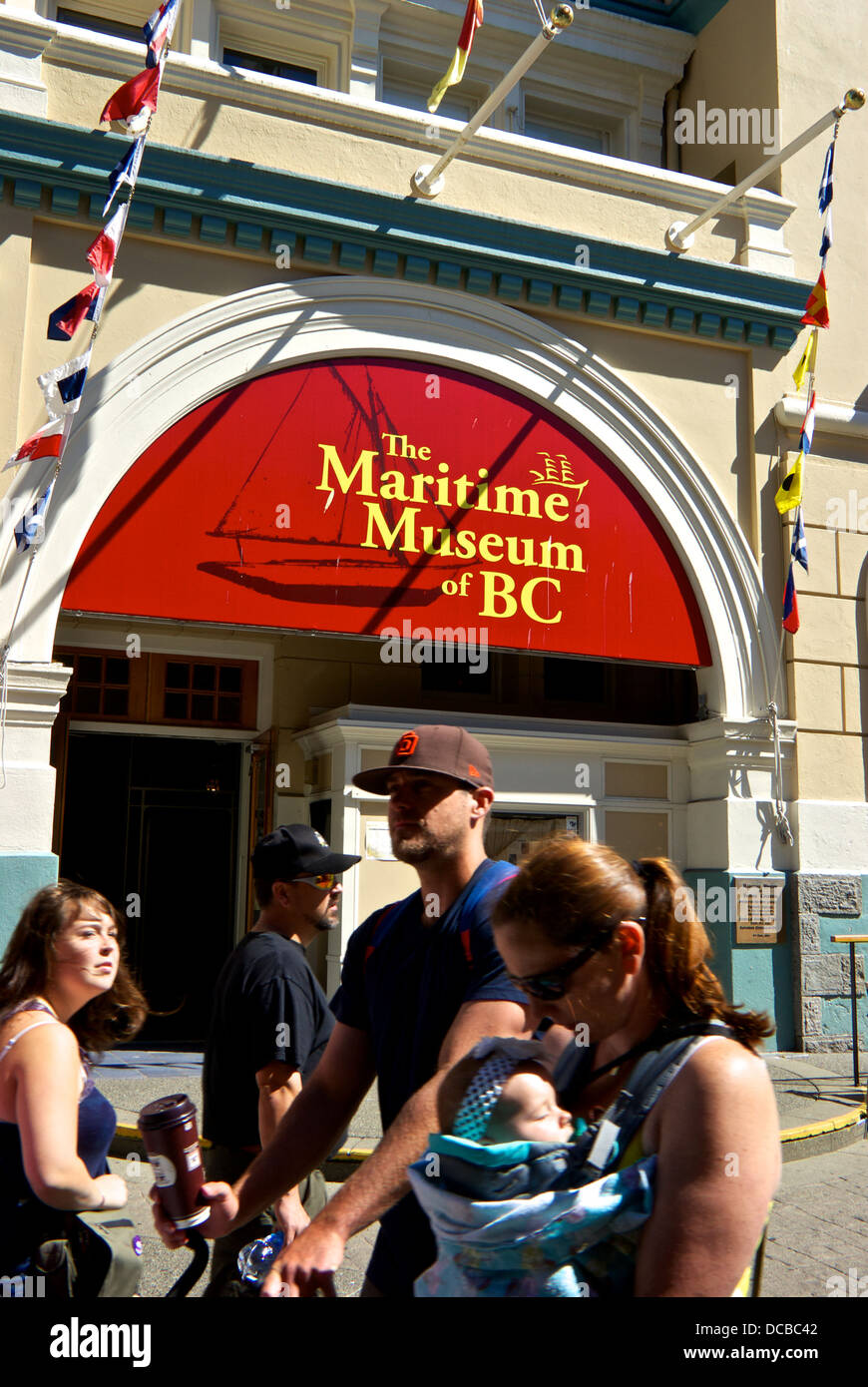 Besucher vor Eingang in die Maritime Museum of BC Bastion Square Victoria BC Stockfoto
