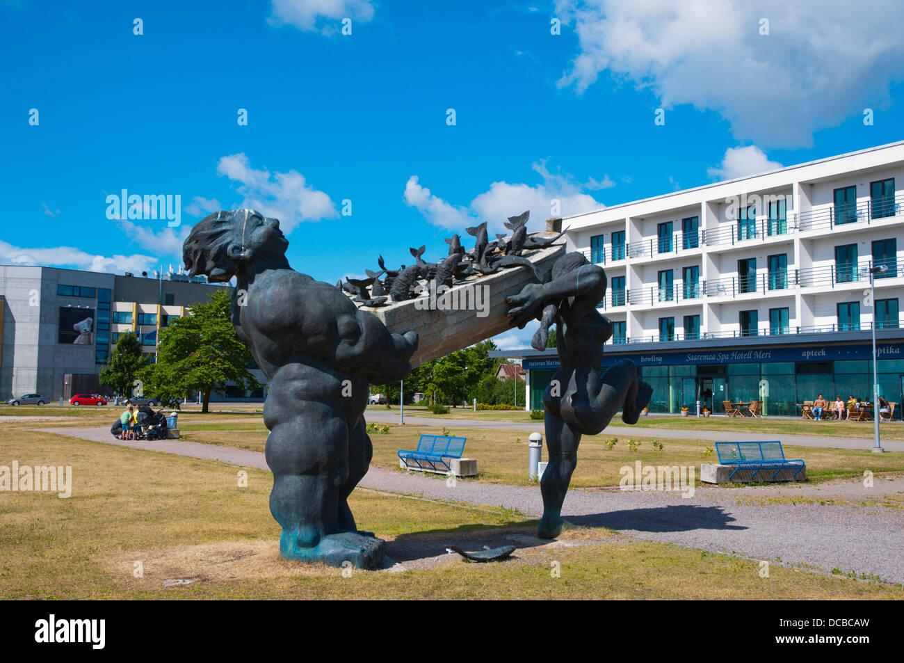 Suur Maut ja Piret Skulptur von Tauno Kangro im Hafen von Kuressaare Stadt Saaremaa Insel Estlands Nordeuropa Stockfoto