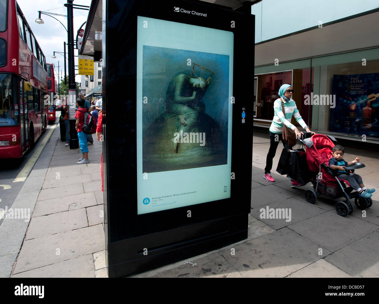 London 14.08.13: Besucher Abschnitt John Lewis Oxford Street kann man eine freie bildende Kunst-dia-Show mit freundlicher Genehmigung von der aktuellen Kunst überall-Projekt. Eine Bushaltestelle vor dem Geschäft hat eine rotierenden dia-Show von Plakaten mit so unterschiedlichen Künstlern wie Tracey Emin und Holbein der jüngere. Bildnachweis: Jeffrey Blackler/Alamy Live-Nachrichten Stockfoto