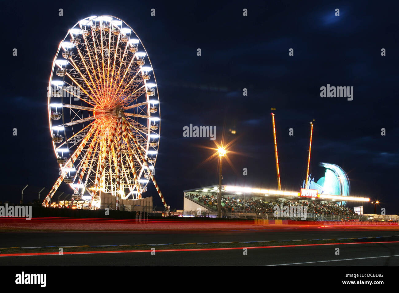 Nacht-Szene zeigt das Riesenrad am 2013 Le Mans 24 Hours. Stockfoto