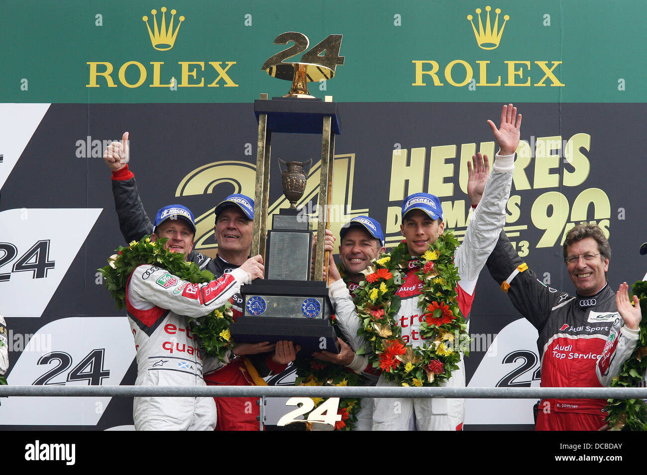 Allan McNish, Dr. Wolfgang Ullrich, Tom Kristensen und Loic Duval von Audi feiern ihren Sieg bei den 2013 Le Mans 24 Stunden. Stockfoto