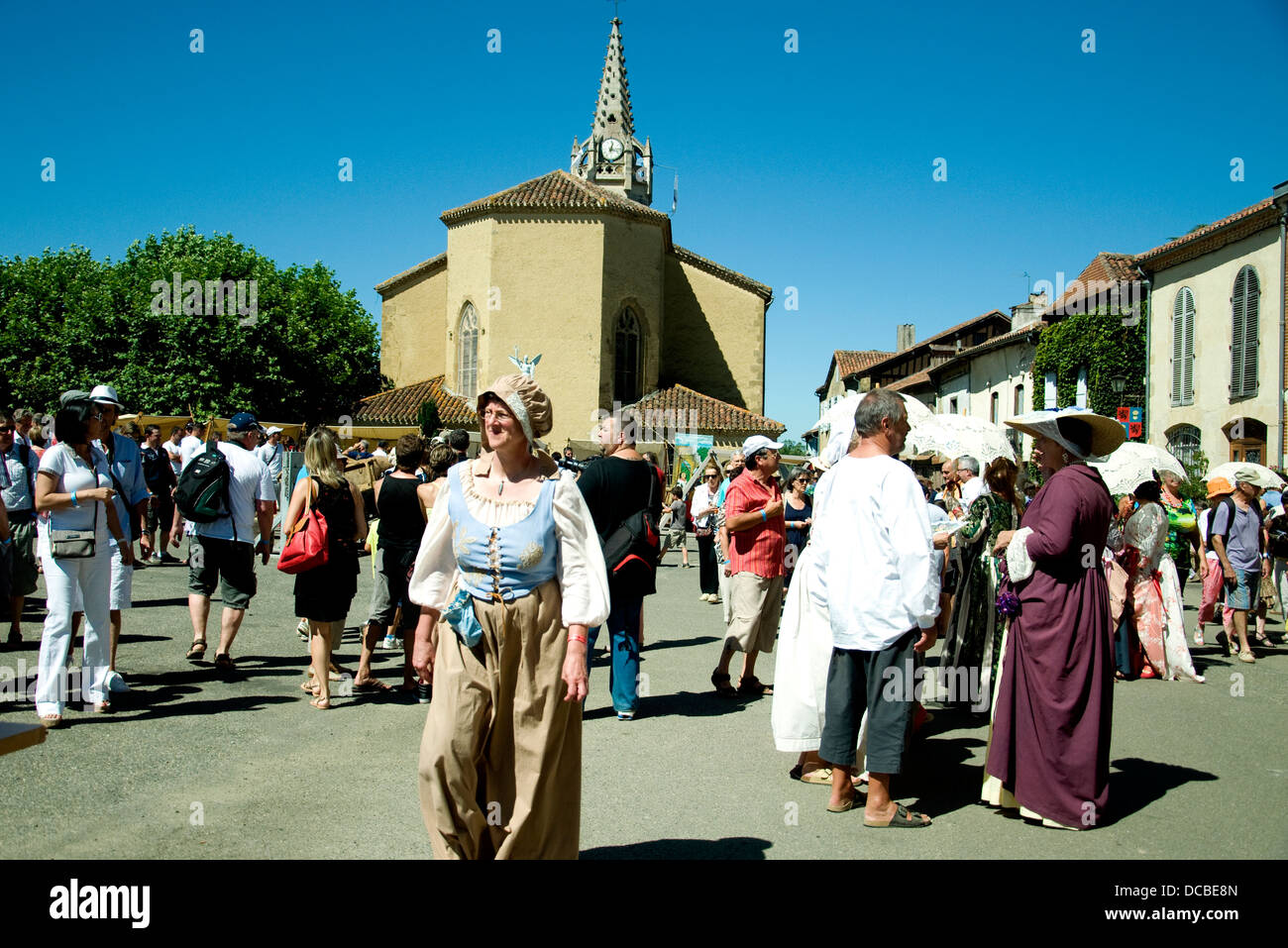 Der zentrale Platz Lupiac, französisches Dorf im Departement Gers, während ein Festival zu Ehren gebürtiger Sohn D'Artagnan Stockfoto
