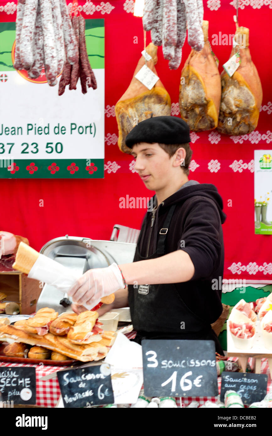 baskische Land Schinken Verkäufer in traditioneller Tracht Stockfoto