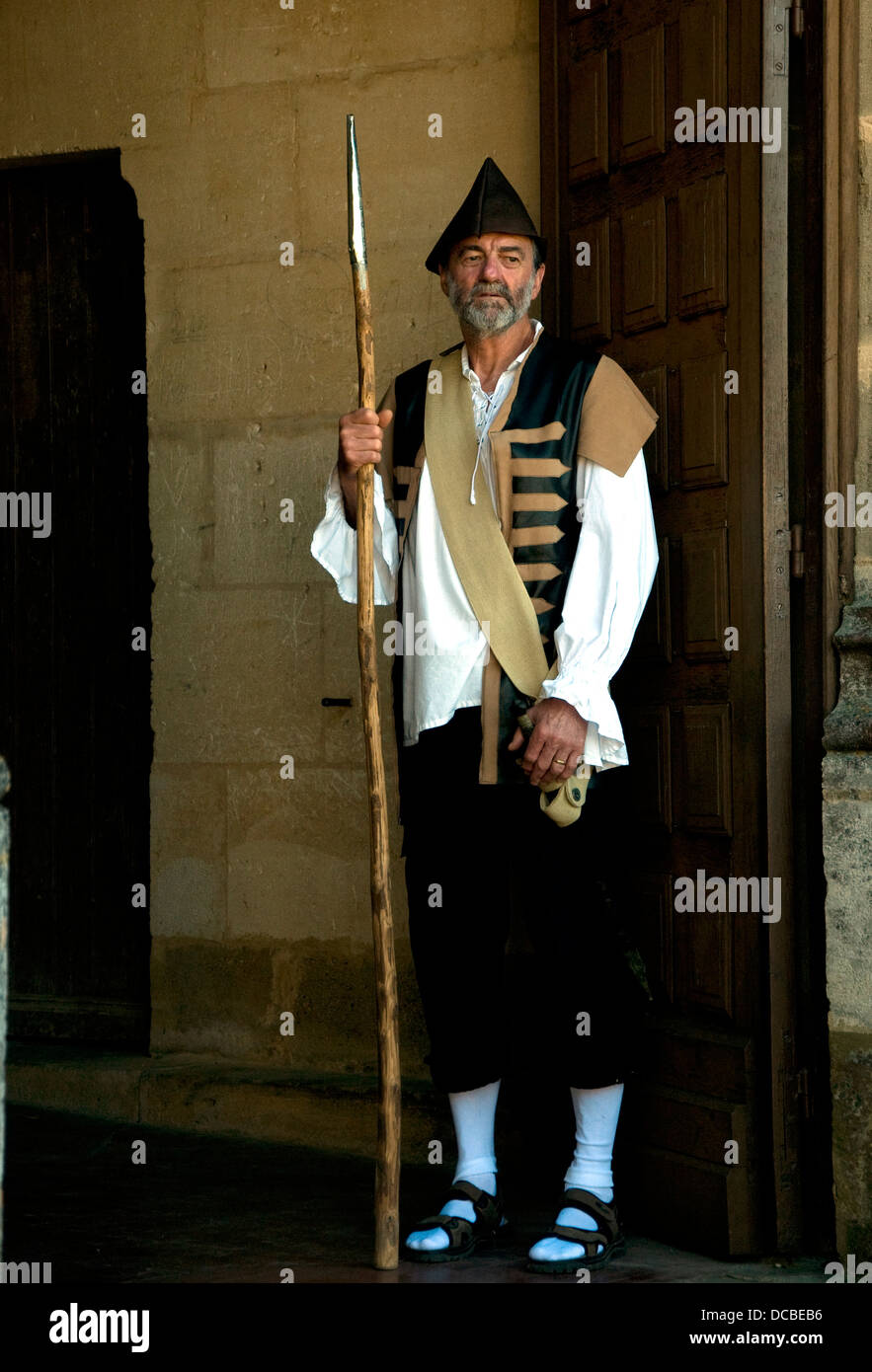Ein Dorfbewohner, gekleidet in historischen Kostümen für die Fête Ehren D'Artagnan fungiert als Wächter in Lupiacs Kirche Veranda Stockfoto