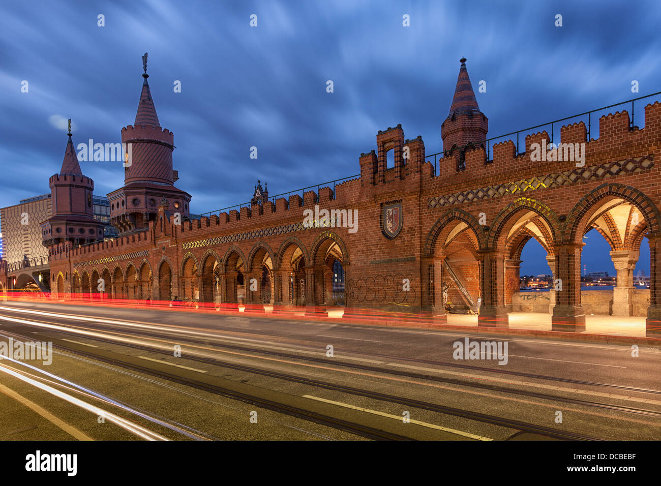 Oberbaumbrücke, Oberbaum-Brücke in der Nacht, Bezirk Friedrichshain, Berlin, Deutschland Stockfoto