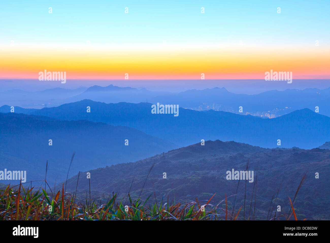 Berg-Sonnenaufgang in der Morgendämmerung Stockfoto