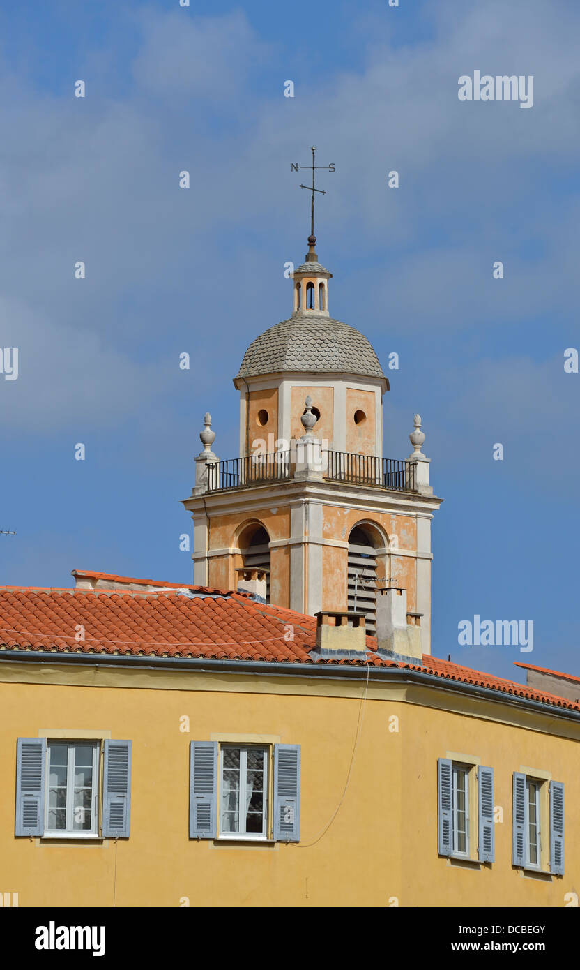 Alte Gebäude-Fassade mit dem Turm der Kathedrale im Hintergrund, Ajaccio, Korsika, Frankreich Stockfoto