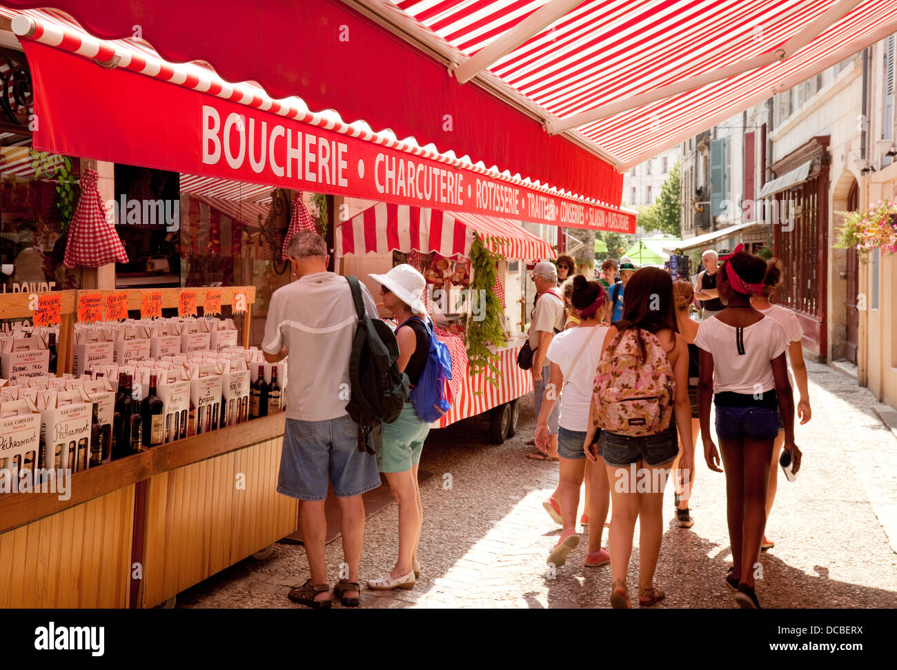 Menschen beim Einkaufen in einem Straßenmarkt, das französische Dorf von Brantome, Perigord, Dordogne, Frankreich Stockfoto