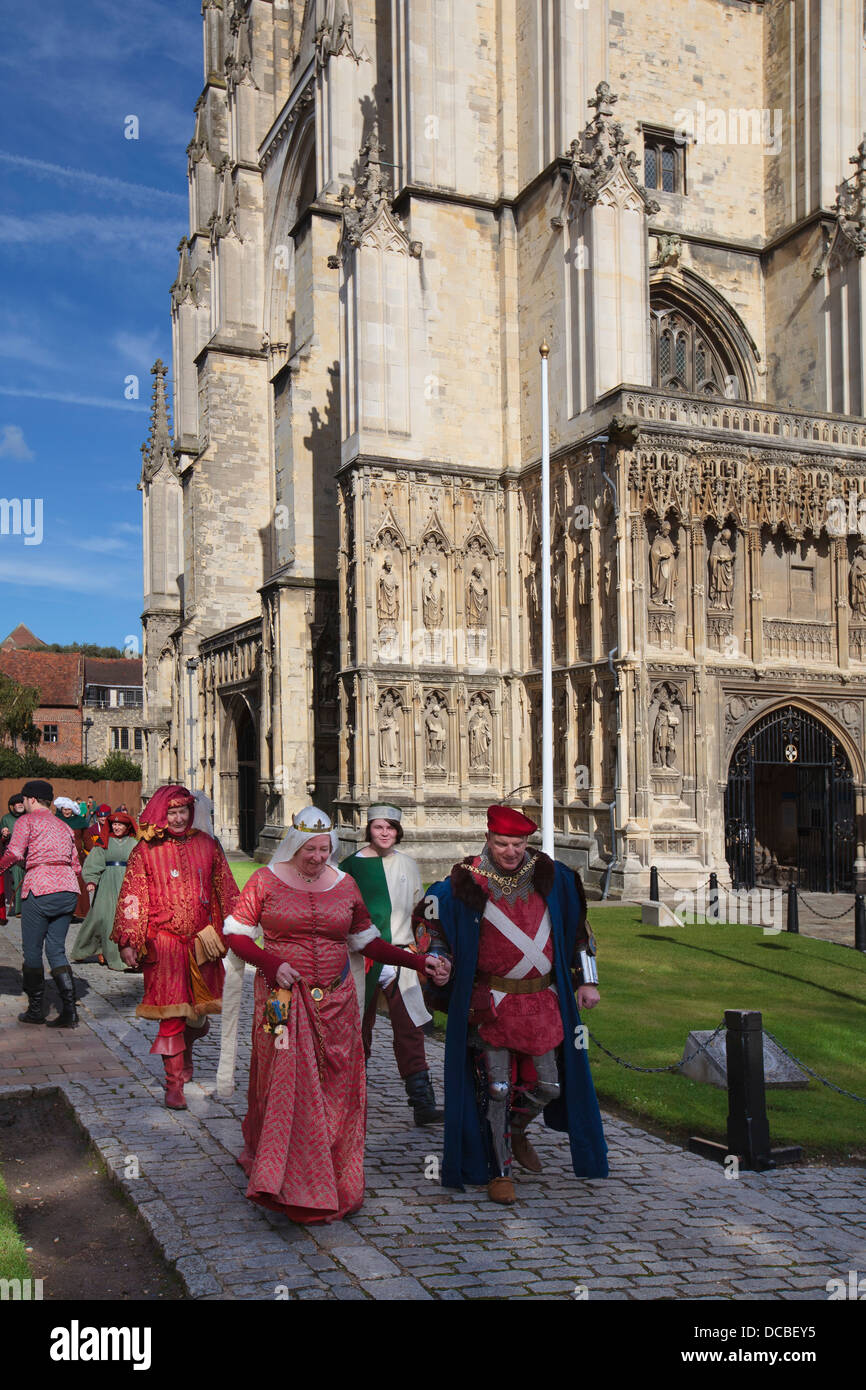 Leute in historischer Kleidung außerhalb Kathedrale von Canterbury, Kent Stockfoto