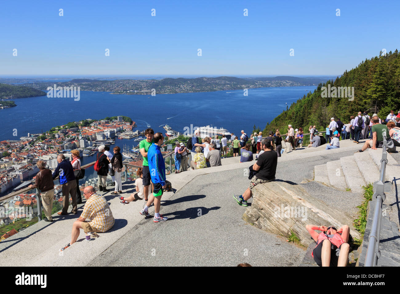 Touristen mit Blick auf die Stadt und die Küste bei beschäftigt Veranschaulichung am Berg Floyen, Bergen, Hordaland, Norwegen, Skandinavien, Europa Stockfoto