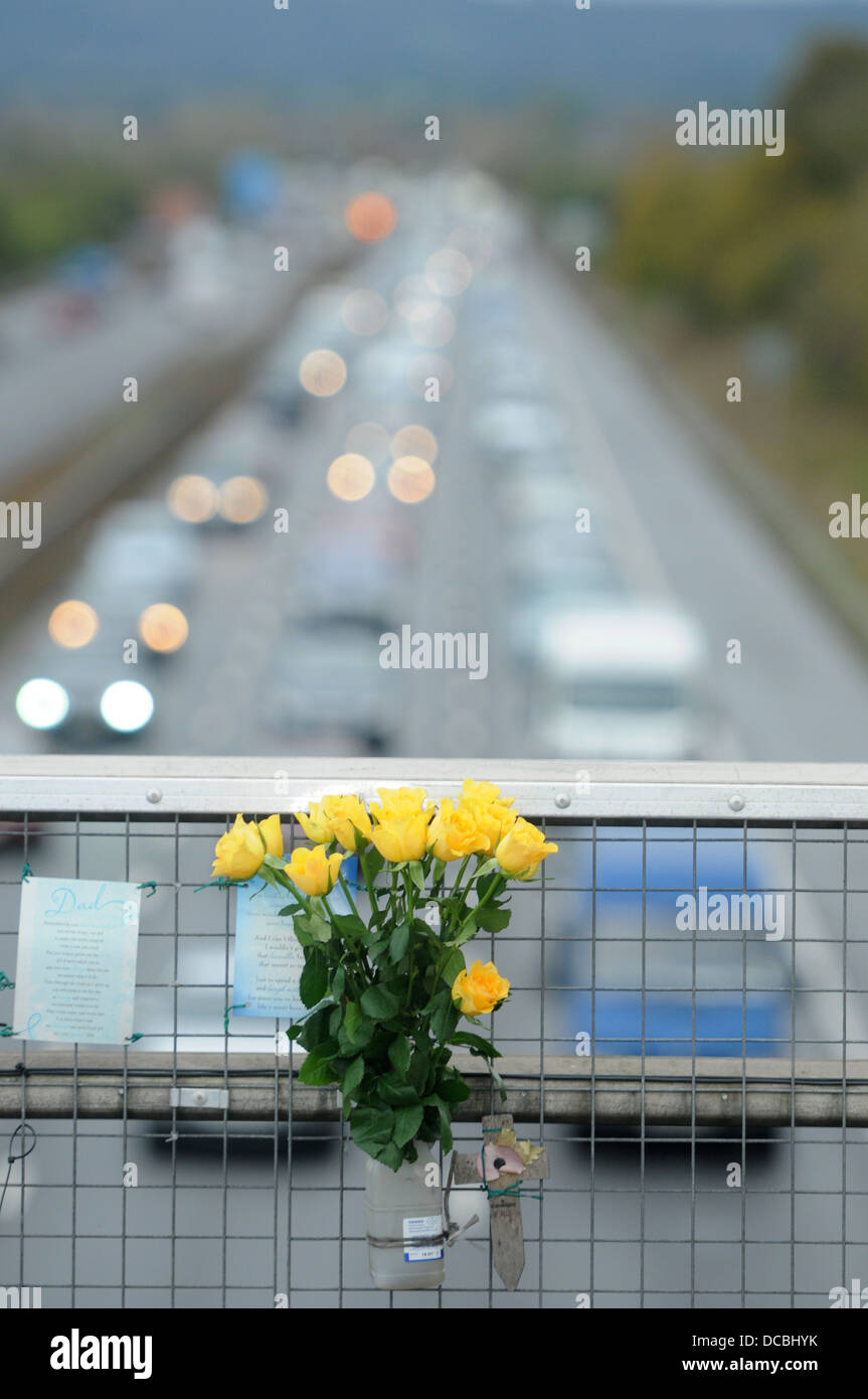 Blumen am Tatort ein Verkehrsunfall auf der M5 Stockfoto