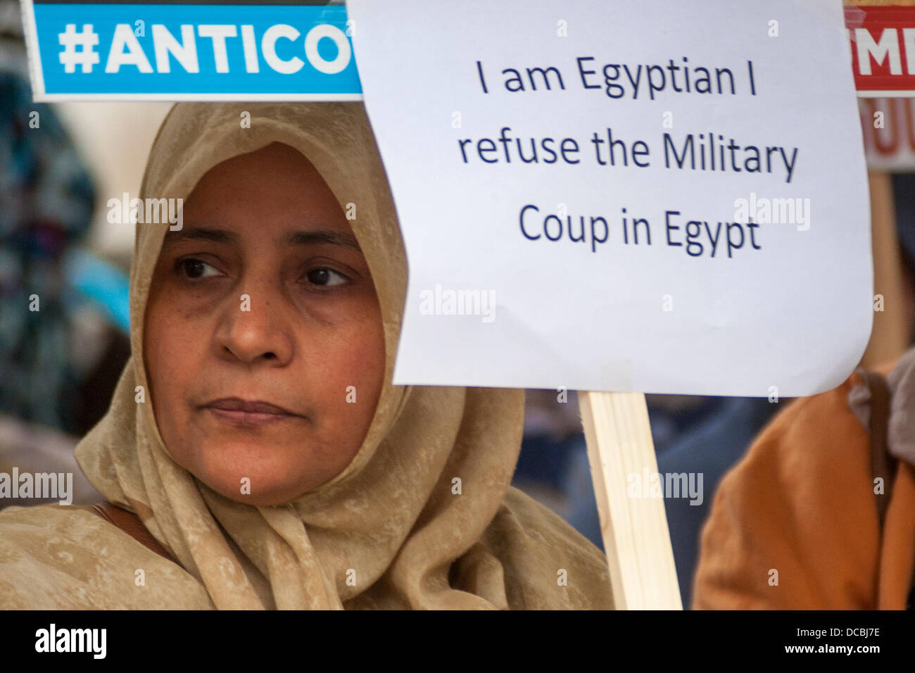 London, 14.08.2013, eine Frau prangert "Militärputsch" wie Ägypter Protest vor Downing Street nach, was sie sagen Massaker der Muslim-Bruderschaft Anhänger, ließen "mehr als 2.000" tot gewesen, als Protest lagern rund um das Land durch das Militär geräumt wurden. Bildnachweis: Paul Davey/Alamy Live-Nachrichten Stockfoto