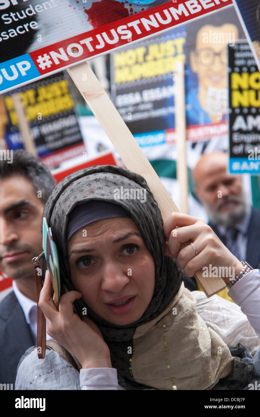 London, 14.08.2013, eine Frau am Telefon spricht, wie Ägypter Protest vor Downing Street nach, was sie sagen Massaker der Muslim-Bruderschaft Anhänger, ließen "mehr als 2.000" tot gewesen, als Protest lagern rund um das Land durch das Militär geräumt wurden. Bildnachweis: Paul Davey/Alamy Live-Nachrichten Stockfoto